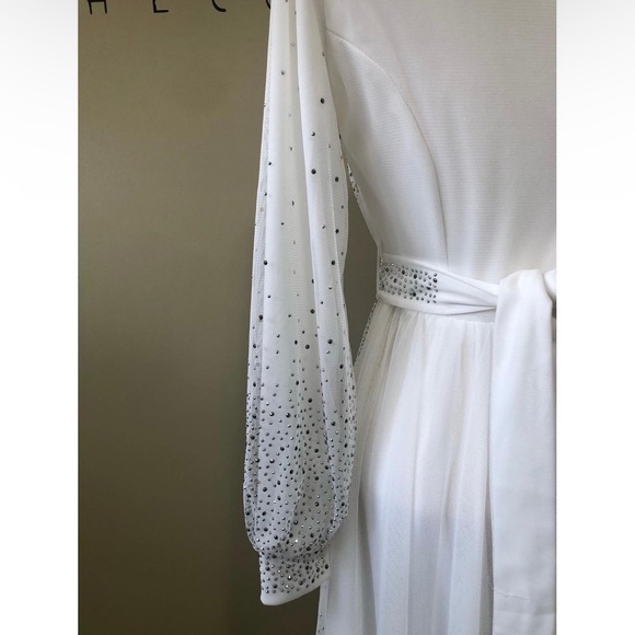 White Beaded dress with belt - Picture 5 of 10